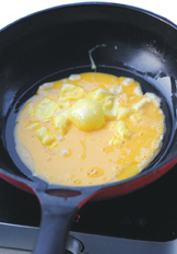 滑蛋虾仁,锅里再次倒入油，油烧热后倒入鸡蛋液。