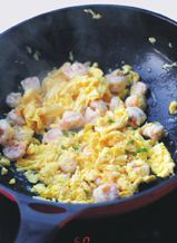 滑蛋虾仁,等大部份的蛋液一凝固即可关火盛盘，避免蛋炒的太熟。