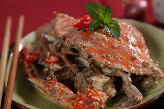 辣椒炒蟹,待烹饪结束后，趁热加入椰浆搅拌均匀即可出锅。