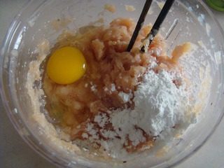 松果鸡,鸡脯肉剁成馅，加入盐、糖、鸡精、料酒，葱姜水码味，然后加入鸡蛋和淀粉
