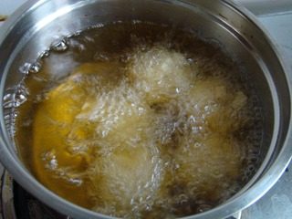 松果鸡,油温四成热时下入炸熟。
