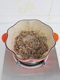 黑椒肉燥饭,放入牛肉丁，中火煸炒至肉丁吐油。