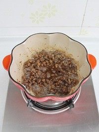 黑椒肉燥饭,放入黑椒酱和生抽，翻炒均匀后再继续翻炒1-2分钟。