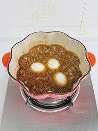 黑椒肉燥饭,放入鸡蛋和能没过鸡蛋的清水。锅子烧开后转中小火焖煮1个小时左右。