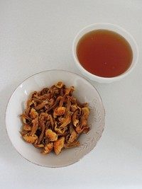 姬松茸炖土鸡,姬松茸挤净水，泡姬松茸的水滤净渣滓待用。