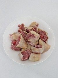 姬松茸炖土鸡,鸡腿剁成大小基本一致的鸡块。