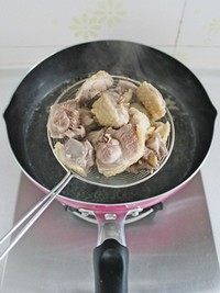 姬松茸炖土鸡,锅里加凉水，放入鸡块，大火烧开后再煮2分钟，然后撇净浮沫，将鸡块捞出控水。