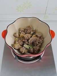 姬松茸炖土鸡,放入鸡块，中火翻炒至鸡块表面微焦。