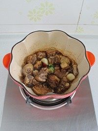 姬松茸炖土鸡,放入花椒粉和生抽，翻炒均匀。