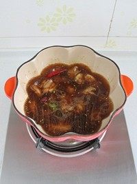 姬松茸炖土鸡,将之前泡姬松茸的水倒入锅内（如果水量不够多，可以再添加些清水）。盖上锅盖炖煮至鸡块六七成熟（大概炖了30分钟）。