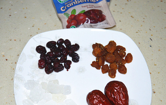 蔓越莓红枣桂圆糖水,准备材料