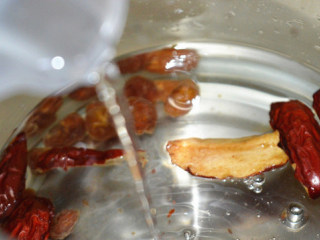 蔓越莓红枣桂圆糖水,将切好的红枣条与桂圆肉放入养生壶中，加入400ml的清水