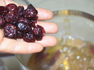蔓越莓红枣桂圆糖水,加入20g蔓越莓干再煮5分钟左右