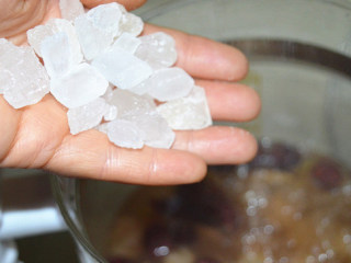 蔓越莓红枣桂圆糖水,加入30g冰糖,待糖完全溶化，关掉电源