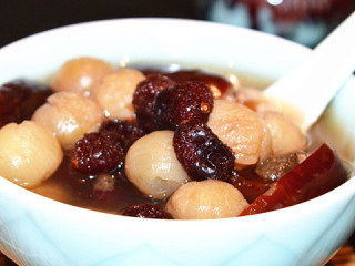 蔓越莓红枣桂圆糖水,装碗，即可食用