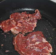 叉烧烤鸭腿,平底锅中倒少量油，烧热放入腌制好的鸭腿肉，两面煎。