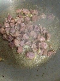蚕豆肉丁酸菜炒笋,油热蒜蓉爆香下肉丁变色。
