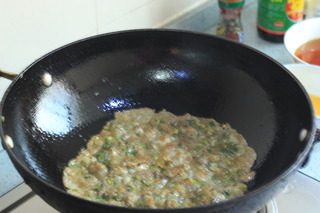 海蛎煎,锅中入油烧热，煎到两面熟。
