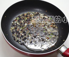 豉汁蒸鲶鱼,加入<a style='color:red;display:inline-block;' href='/shicai/ 788'>生抽</a>、清水、砂糖、<a style='color:red;display:inline-block;' href='/shicai/ 756'>鸡精</a>、胡椒粉用小火煮至砂糖溶化即为豉汁。