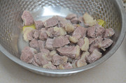 酸菜牛肉,将切好的牛肉焯一下水，冷水下锅，加姜片葱和料酒煮开，捞去血沫。