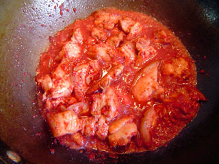 红糟肉,将红糟蒜末和五花肉一起翻炒片刻后加入适量的盐、白糖和清水，盖上锅盖，小火焖煮10分钟左右