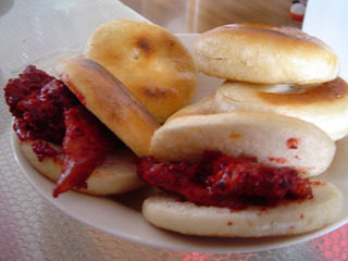红糟肉,红糟肉可以直接吃，而在福州更常见是夹在光饼（一种烤饼）里吃