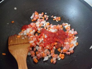 铁板日本豆腐,放入番茄酱翻炒。