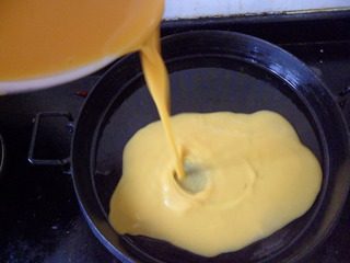 铁板日本豆腐,把蛋液浇在铁板上。