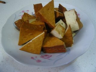 改良版新加坡肉骨茶,香干对角切成大三角块