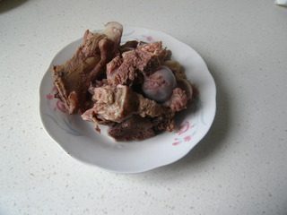 改良版新加坡肉骨茶,炖至6-7成熟的茼骨捞出沥干，骨汤待用