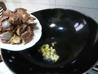 改良版新加坡肉骨茶,油锅加热，姜蒜炒香，9滑炒茼骨，把骨香味炒出来