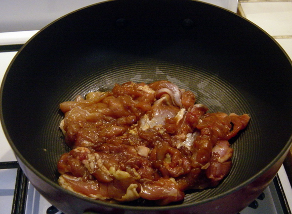 鱼香煎鸡腿,烧热平底不粘锅，不放油将鸡腿肉放入，用小火将鸡腿肉煎成金黄色。