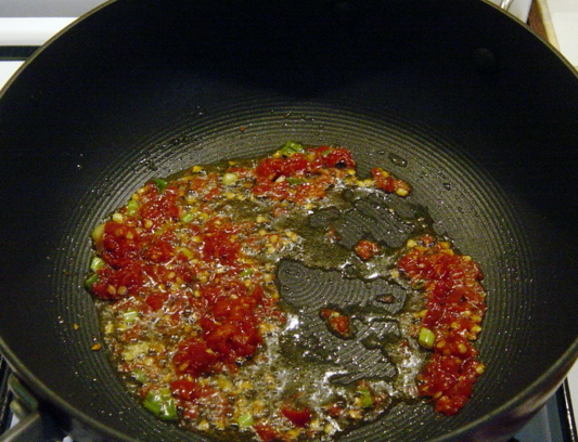 鱼香煎鸡腿,炒锅烧热放入少许油，放入泡辣椒末炒香，炒出红油。