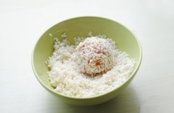 包心珍珠圆子,均匀的裹上糯米后用手轻轻按压表面，使糯米不易脱落。