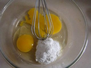 鲷鱼烧,全蛋与细砂糖搅拌均匀。