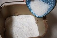 懒人版奶香提子吐司面包,沿着桶的内壁四周倒入糖和盐