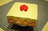 草莓抹茶芝士蛋糕,冷藏三小时后脱模，高大上的<a style='color:red;display:inline-block;' href='/shicai/ 592'>草莓</a>抹茶芝士蛋糕就做好啦！