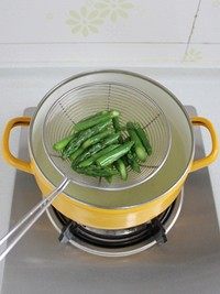 油醋汁蔬菜沙拉,锅里加水烧开，芦笋斜切成段入锅焯烫10秒，然后捞出过凉沥干水待用。