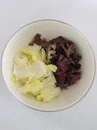 油醋汁蔬菜沙拉,西生菜和紫生菜洗净后沥干水，用手掰成块。