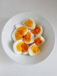 蒜香水煮蛋,将鸡蛋用手掰成块，放在事先准备好的大碗里。