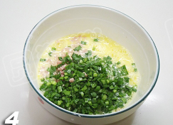 韭菜火腿蛋卷,加入韭菜碎及火腿碎。