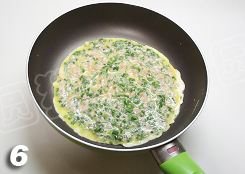 韭菜火腿蛋卷,平底锅内放少许油，烧至八成热。倒入韭菜鸡蛋，转动锅子，将蛋液摊开，并用锅铲将韭菜和火腿摊匀。