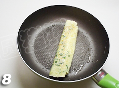 韭菜火腿蛋卷,待蛋皮卷成筒后，继续用小火煎至蛋皮两面金黄色，用锅铲按压下去比较结实时，即可起锅。