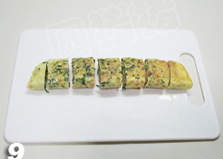 韭菜火腿蛋卷,起锅后，用利刀将蛋卷切成小段即可。