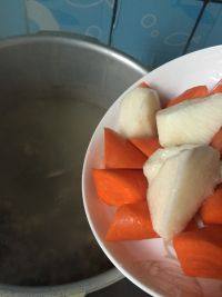 清炖羊肉汤,放胡萝卜和山药，盖上盖，上汽后高压20-30分钟