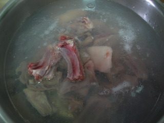 红焖羊肉,羊排洗干净后，入热水内炒掉血水