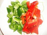 法式蔬菜鸡肉串,青红椒去白梗切成小块