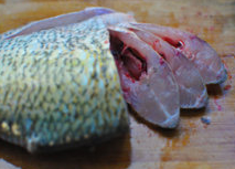 大富大贵开屏鱼,接着用锋利的刀从鱼一侧开始，按照0.5-1厘米的距离切成片状，注意鱼腹不要切断。