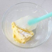 纽扣饼干,制作：
1.黄油自然软化后加入糖粉和盐先用硅胶刮刀翻拌均匀再用电动打蛋器打发