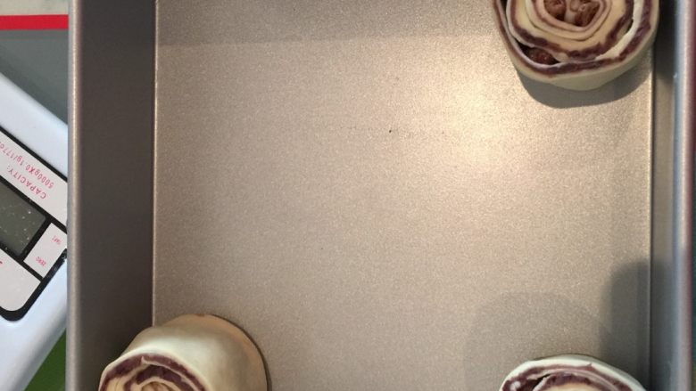 豆沙花型排包,如图卷好排入8寸方形蛋糕模；